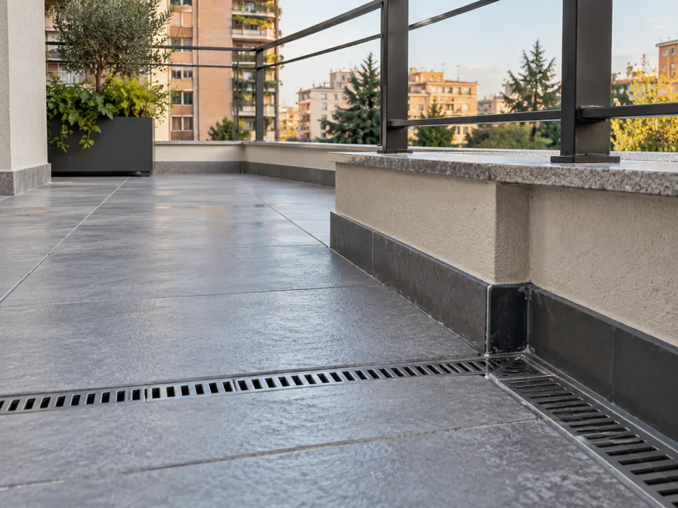 Controllo di scarico e raccordi su un terrazzo